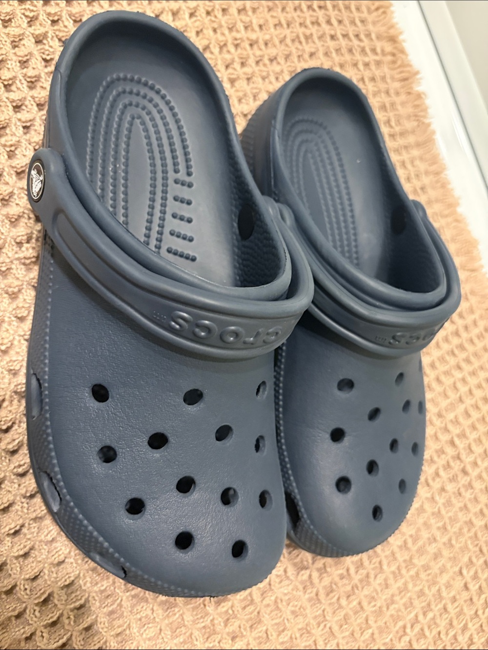 CROCS Classic Clog in Navy